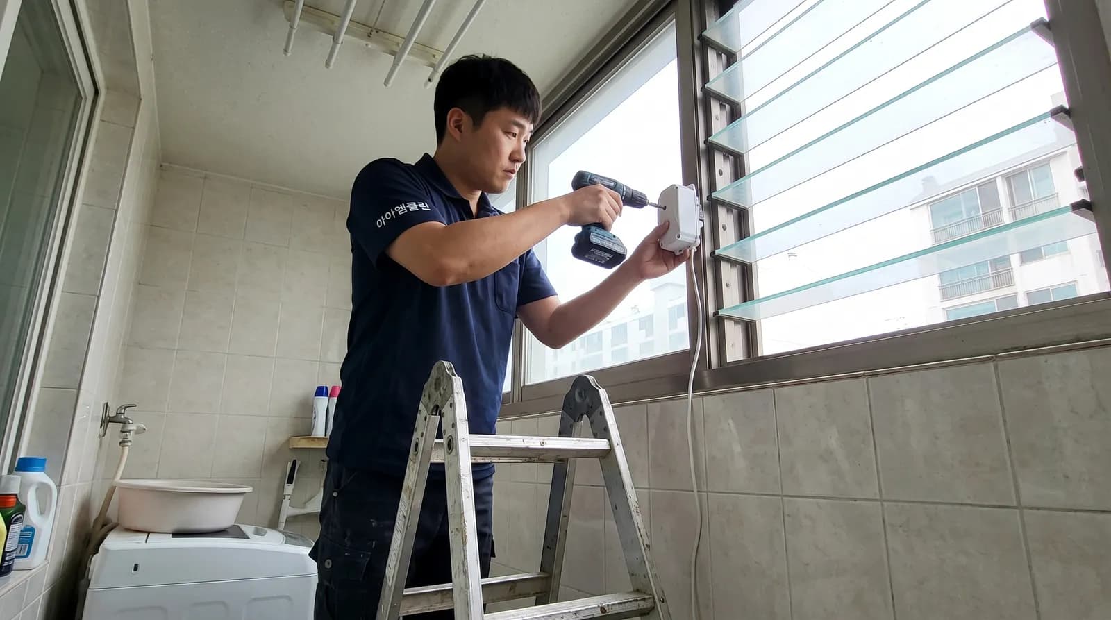 루버창 자동개폐기 — 창을 먼저 보고 설치 가능 여부를 말씀드립니다